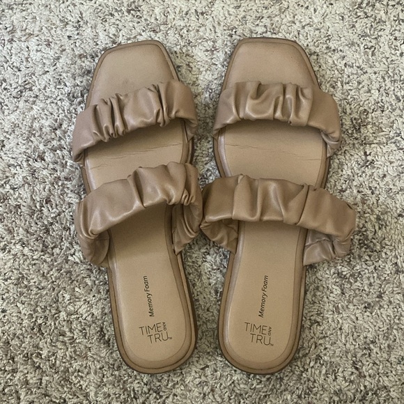 Time and Tru Women’s Ruched Strap Sandal with memory foam footbed size 9 - Picture 2 of 7